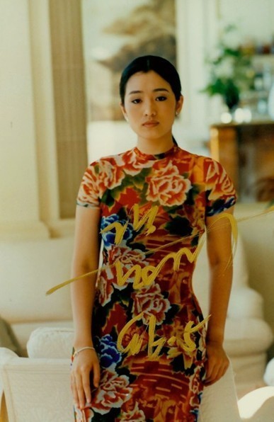 Củng Lợi trong bộ trang phục xườn sám truyền thống của phụ nữ Trung Quốc với họa tiết quốc hoa mẫu đơn.