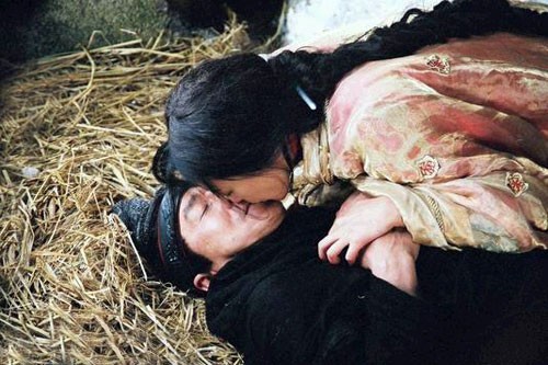 Nụ hôn hiếm hoi của Kim Hee Sun và Thành Long trong phim "Thần Thoại".