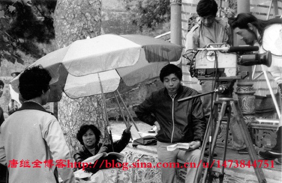 Nữ đạo diễn Dương Khiết (thứ hai từ trái qua) đang chỉ đạo kịch bản tại chùa Giới Đài.