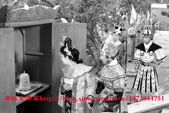 Quốc vương (Triệu Ngọc Tú đóng) và Vương hậu (Triệu Lệ Dung đóng) lại gần chiếc tủ để tận mặt kiểm tra Tôn Ngộ Không dùng phép thuật tráo đổi một bức thư thành một chiếc chuông đồng.