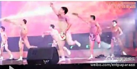 Ảnh chụp từ video buổi trình diễn ca múa khỏa thân tập thể của 15 nam nhân viên công chức.