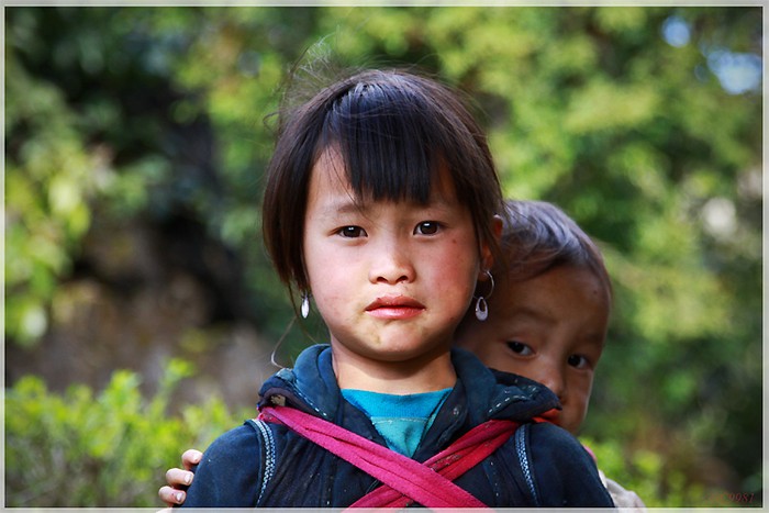 Hai chị em cô bé người H'Mong đen ở Lào Cai.