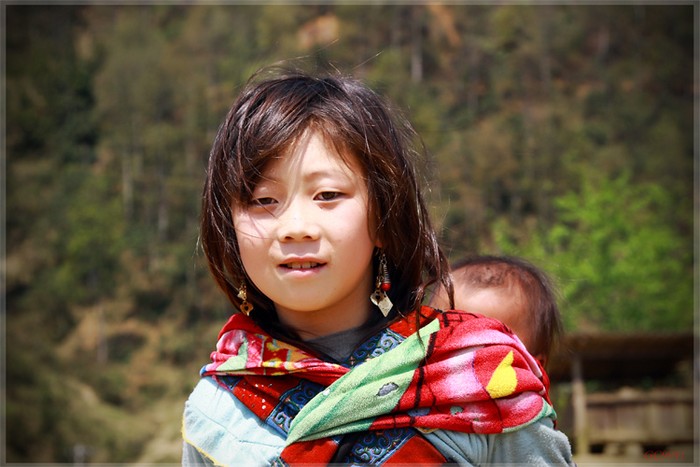 Nước da trắng bóc của một cô bé người Dao đỏ ở Lào Cai.