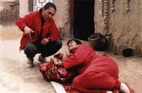Đạo diễn Trương Nghệ Mưu đang chỉ đạo cho Củng Lợi trong quá trình quay phim "Cao Lương đỏ".