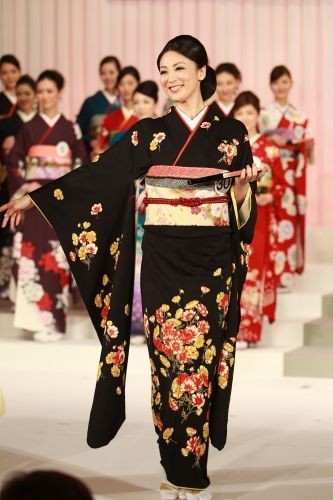 Ikui Yoshimatsu trong phần trình diễn trang phục truyền thống kimono của phụ nữ Nhật Bản...