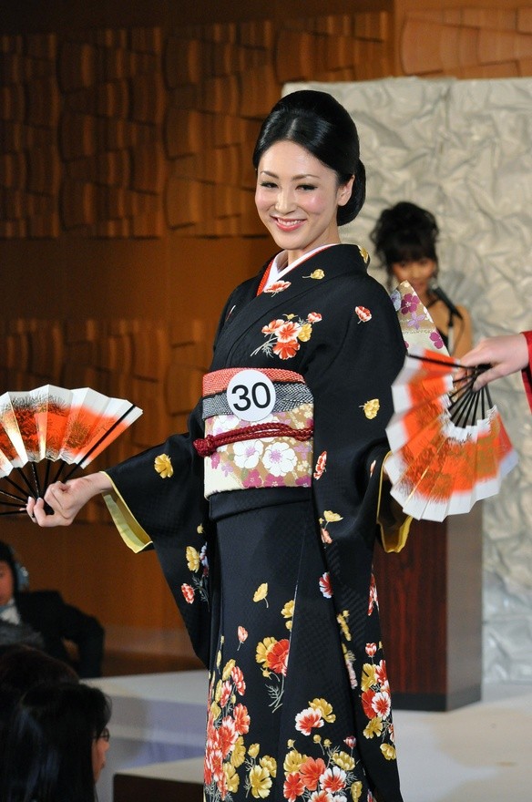 ...các thí sinh tham dự cũng được ban tổ chức cho mặc kimono cho phần trình diễn này.