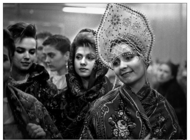 Các thí sinh trong trang phục truyền thống của phụ nữ Nga.