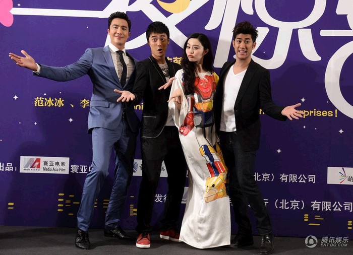 Còn nàng Kim Tỏa cũng ngợi khen Kim Y Manh là nữ đạo diễn tài hoa nhất Trung Quốc (Kim Y Manh là nữ đạo diễn duy nhất của Trung Quốc có phim vượt doanh thu phòng vé với sáu số 0).