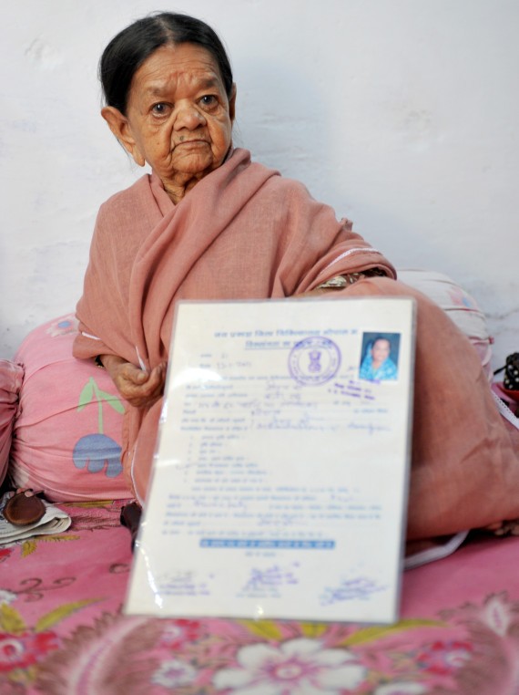 Chính quyền địa phương công nhận bà cụ Zeenat 101 tuổi nhưng bà khẳng định năm nay bà 113 tuổi. Ảnh. Huffingtonpost.