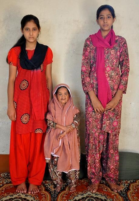 Bà Zeenat Bi bên cạnh 2 cô con gái nhà bác sĩ Abrar Khan.