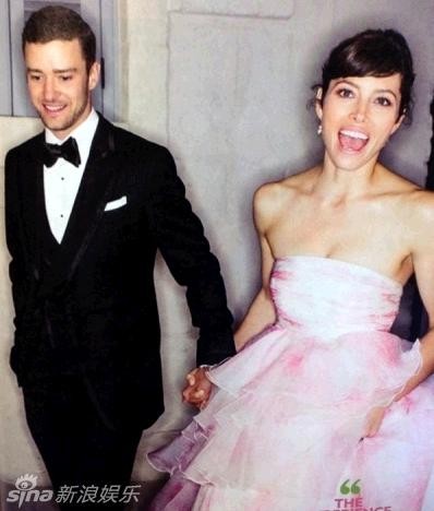 Trong đám cưới này, chú rể Justin Timberlake mặc bộ vest tuxedo của NTK Tom Ford, trong khi cô dâu Jessica Biel mặc bộ váy cô dâu màu hồng của NTK người Ý Giambattista Valli thuộc công ty thời trang Giambattista Valli Haute Couture.