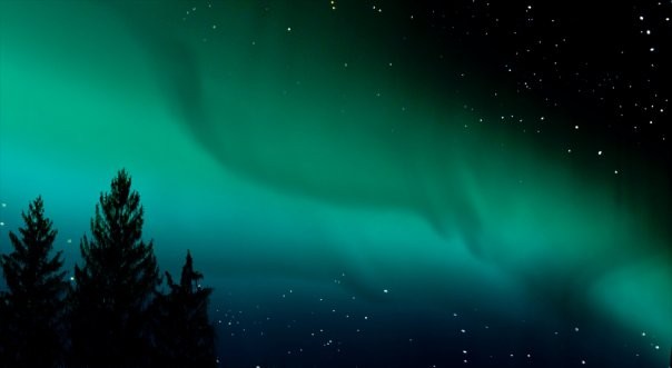 Đêm trắng Bắc cực được thực hiện bằng cách chụp ảnh một chùm ánh sáng màu đè lên với một bức màn đen để đạt được hiệu ứng gờ.