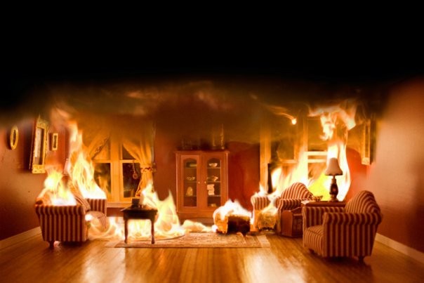 Căn phòng cháy được tạo ra từ gỗ, nylon, thủy tinh plexi, đồ nội thất búp bê. Mô hình này đã được đốt để có hiệu ứng như bức hình.