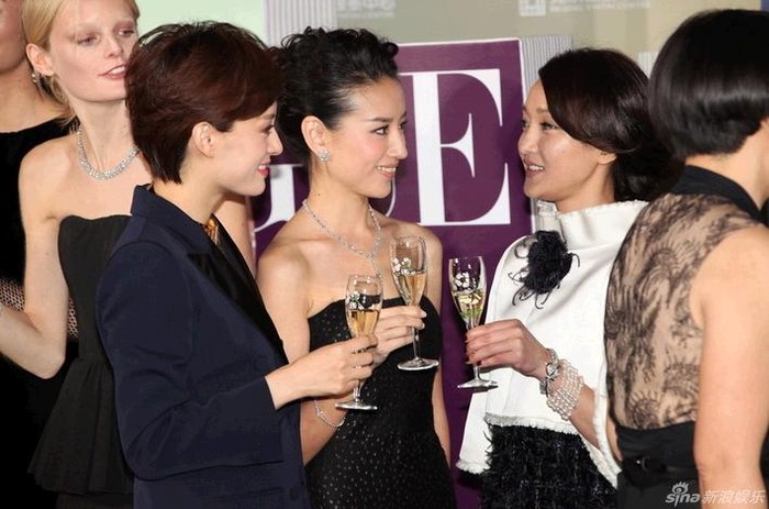 Các mỹ nhân Hoa ngữ bên rượu mừng Vogue (từ trái qua): Tôn Lệ, Đổng Khiết và Châu Tấn.
