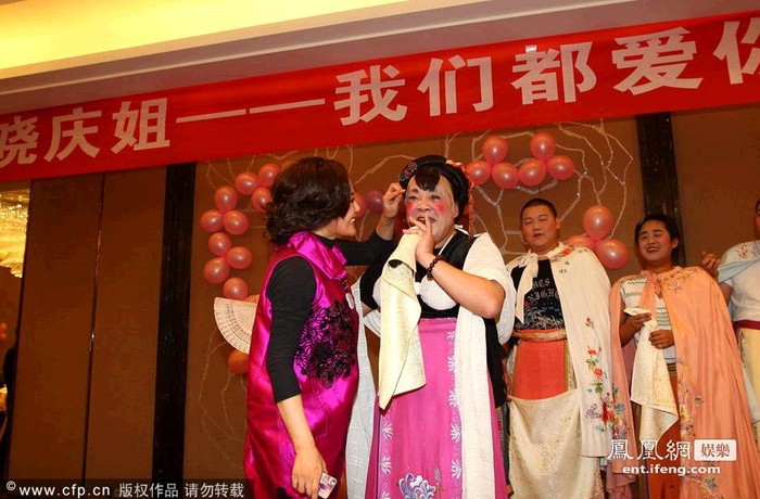 Tập thể anh chị em nghệ sĩ trong đoàn đều tham gia vào vở diễn chúc mừng sinh nhật Lưu Hiểu Khánh.