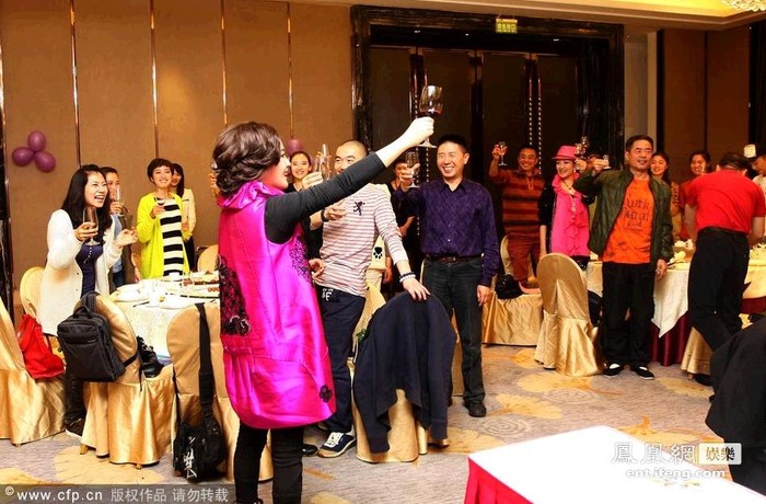 Buổi tiệc có sự góp mặt đông đủ của các thành viên đoàn, có rượu, hoa, có nhạc, bánh kẹo và tiếng chúc tụng của bạn bè và đồng nghiệp ngay tại quê hương Tứ Xuyên của Lưu Hiểu Khánh.