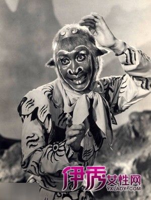 "Nam hầu vương" Lục Linh Đồng (tên thật Chương Tông Nghĩa - 1924) trong vở kịch "Tôn Ngộ Không ba lần đánh Bạch Cốt Tinh" dựng năm 1960.