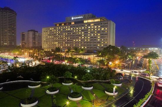 Khách sạn nằm ở vị trị đắc địa, trung tâm mua sắm của Manila tại số 1 Đại lộ Ayala, 1226 thành phố Makati thuộc Metro Manila của Philippines.