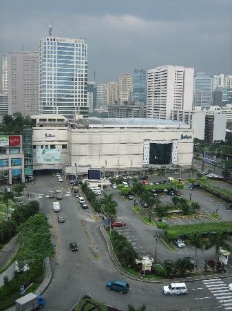 Intercontinental Manila nhìn từ phía sau.