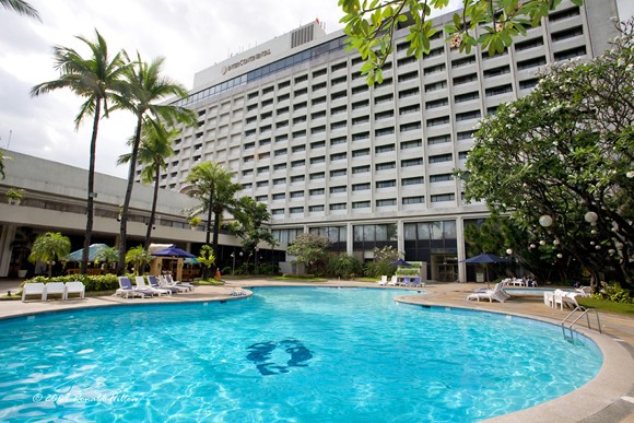 Khách sạn này nằm ở nơi giao nhau của những quận mua sắm và giải trí sầm uất bậc nhất Manila như quận Greenbelt và quận Glorietta.