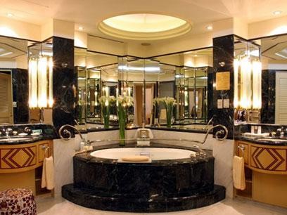 Phòng ăn của khách sạn bao gồm hội trường Prince Albert Rotisserie, được coi là một trong những phòng ăn tốt nhất ở Manila.