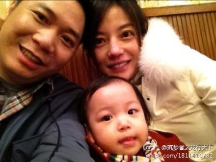 "Ba ngọn nến" nhà én nhỏ Triệu Vy gồm chồng Huỳnh Hữu Long và cô nhóc 2 tuổi rưỡi Tiểu Tứ Nguyệt.