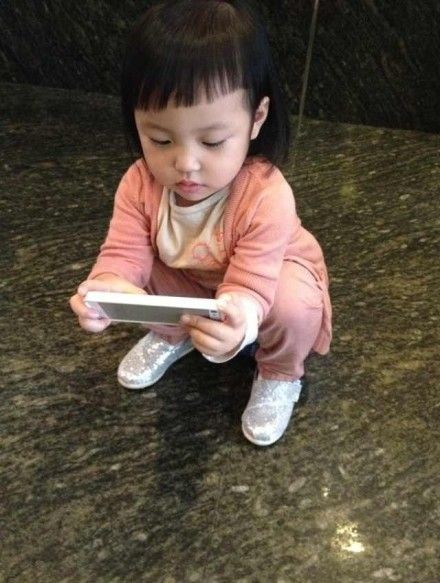 Bé Tiểu Tứ Nguyệt vốn là người xuất hiện nhiều nhất trên blog cá nhân của cha mẹ cô.