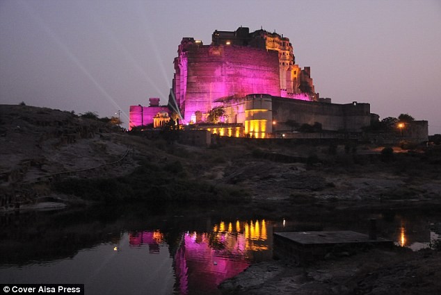 Toàn bộ phía ngoài của pháo đài cổ kính, nơi từng được dùng để công chiếu bộ phim “The Dark Night Rises” được trang trí với ánh đèn màu hồng và vàng.