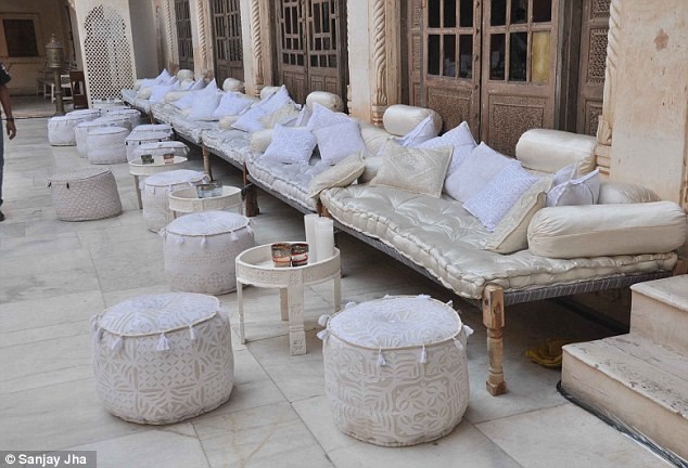 Ngoài ra còn có một căn phòng lại được thiết kế với tông màu kem và những chiếc giường trắng nằm dọc theo những bức tường. Bên cạnh đó, siêu mẫu 43 tuổi cũng thuê một khách sạn cao cấp 5 sao Umaid Bhawan Palace làm nơi nghỉ chân cho các thượng khách khi đến dự sinh nhật của người tình tỷ phú của cô.