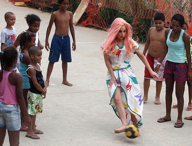 Rời khỏi khách sạn sa hoa ở thành phố Rio de Jainero, nữ ca sĩ Lady Gaga đã đến và hòa vào cùng với lũ trẻ nghèo trong khu ổ chuột Gantagalo nổi tiếng ở Brazil...