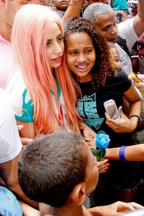 Phần giao lưu của Gaga cùng các em nhỏ cũng thật sự xúc động và để lại nhiều ấn tượng, khi một em gái bước đến nức nở trong vòng tay của Lady Gaga. Trong tay vẫn cầm chặt bông hồng xanh được fan tặng, tay còn lại choàng qua vai của cô bé fan hâm mộ đang xúc động vì được ôm thần tượng, trong khi những cảnh tay bọn trẻ đang cố tình vươn tới để cố nắm lấy nữ ca sĩ 26 tuổi.