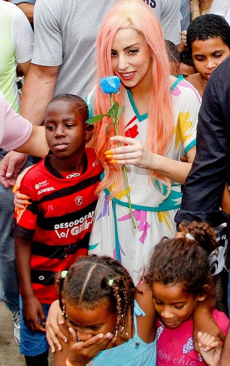 Lady Gaga giữa vòng vây của lũ trẻ phố nghèo.
