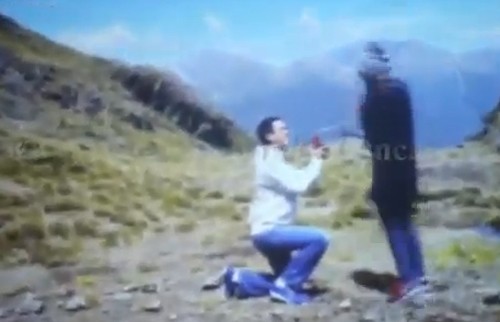 Hình ảnh Louis Nguyễn quỳ gối cầu hôn Tăng Thanh Hà trên một ngọn núi.