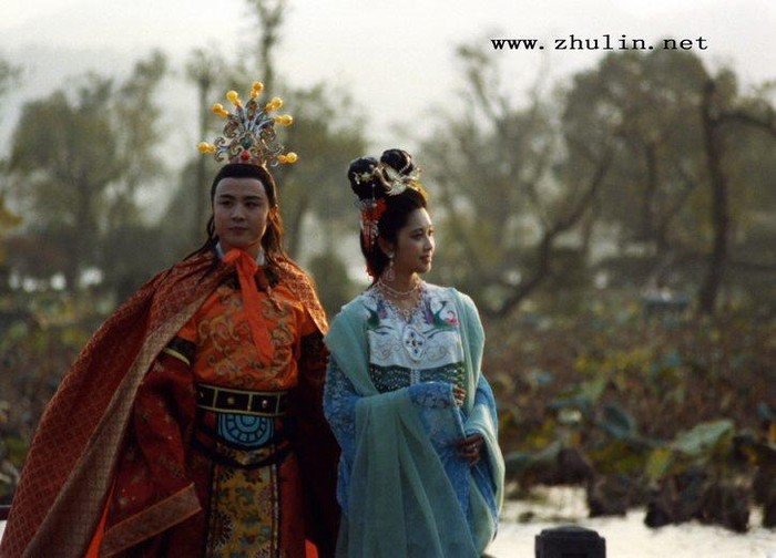 Từ Thiếu Hoa và Chu Lâm trong một cảnh quay tập "Thỉnh kinh Nữ Nhi quốc".