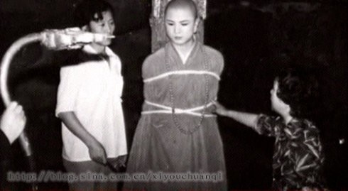 Nữ đạo diễn Dương Khiết (ngoài cùng bên phải) đang chỉ đạo cho Từ Thiếu Hoa với cảnh quay trong động yêu quái Hoàng Bào.