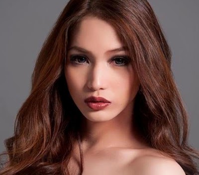 Xuất sắc vượt qua 21 người đẹp chân dài từ 15 quốc gia tại cuộc thi Miss International Queen 2012 được tổ chức tại thành phố du lịch Pattaya nổi tiếng của đất nước Thái Lan, Kevin Balot đã giành được vương miện và giải thưởng cho hoa hậu là số tiền trị giá 13.000 USD.