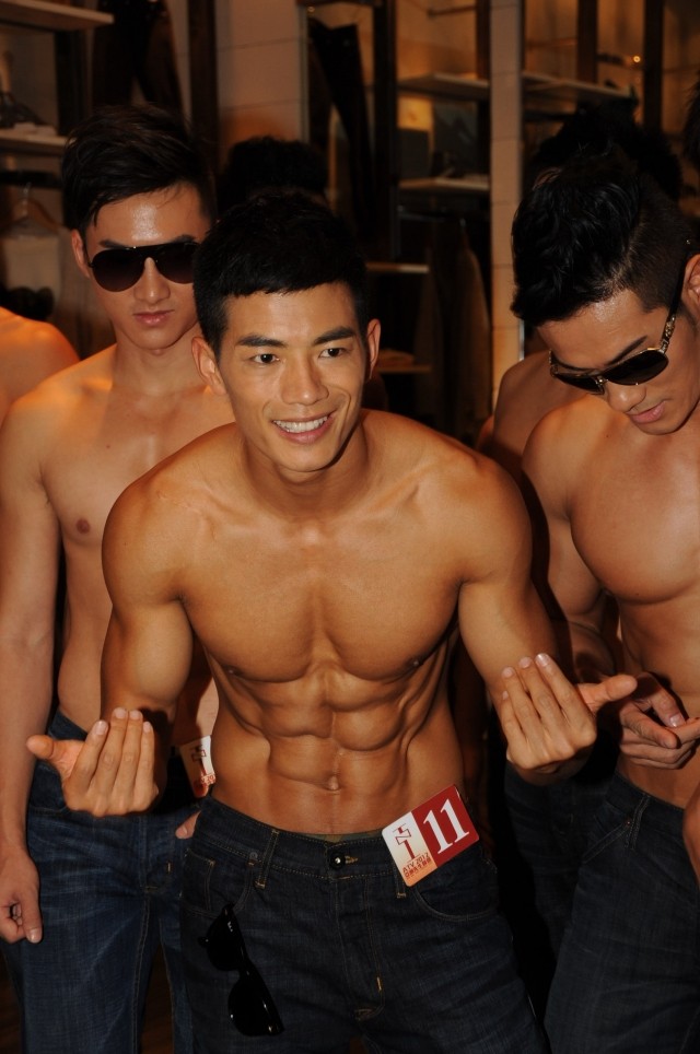 Cách mà các thí sinh tại cuộc thi sắc đẹp dành cho nam giới Mr. Asia 2012 thu hút công chúng là bán khỏa thân khoe thân hình vạm vỡ và săn chắc, tay cầm phiếu bình chọn và phát cho người qua đường.