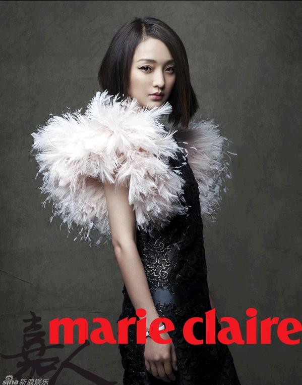 Xuất hiện với bộ đầm có họa tiết lông vũ trên tạp chí Marie Claire, gương mặt nhỏ nhắn, biểu cảm thực sự ấn tượng.