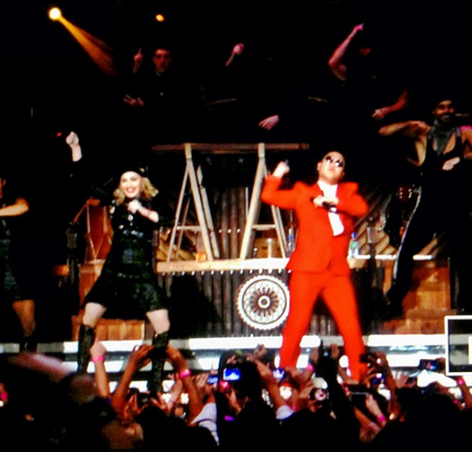 Sân khấu Madison Square Garden ở New York tối 13/11 như bừng nổ với màn trình diễn ca khúc "Gangnam Style" của Madona và Psy.