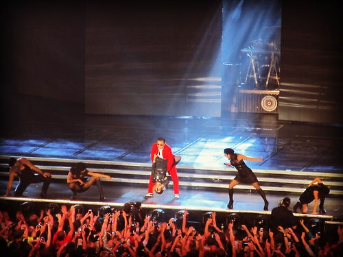 Màn vũ đạo "khóa chân" của Madona khi biểu diễn chung cùng Psy.