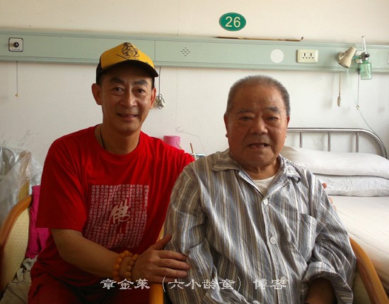 Nghệ sĩ Thiết Ngưu (phải) bên cạnh nam diễn viên Lục Tiểu Linh Đồng/ Chương Kim Lai khi Tôn Ngộ Không đến Thượng Hải thăm Di Lặc.