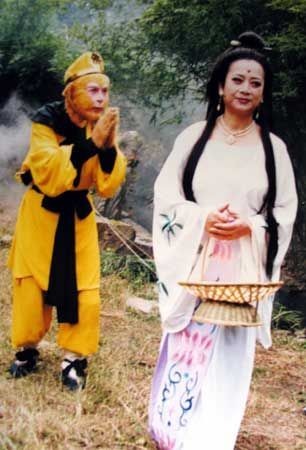 Phật Bà Quan Âm của Tả Đại Phân bên cạnh Tôn Ngộ Không (Lục Tiểu Linh Đồng thể hiện) trong "Tây Du Ký".
