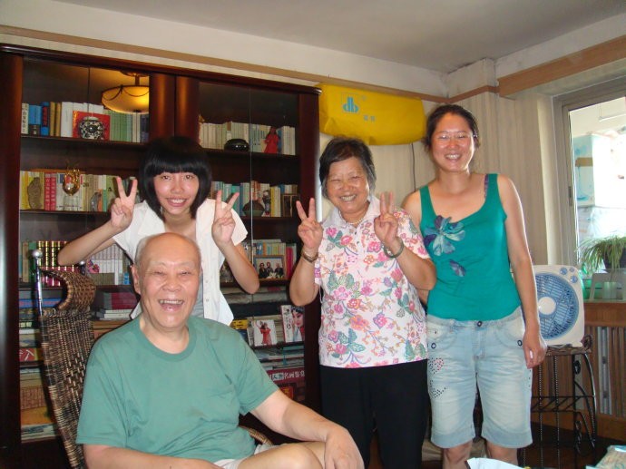 Hình ảnh mới nhất về nghệ sĩ Trịnh Dung bên gia đình ở Bắc Kinh.