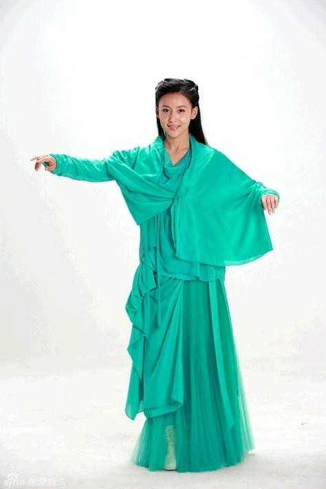 Trang phục màu xanh của A Châu cũng như các nhân vật khác như Đoàn Dự (Kim Ki Bum) hay Vương Ngữ Yên (Trương Mông) bị coi là lòe loẹt và ngay lập tức bị ví với phiên bản "Tân tiếu ngạo giang hồ" 2012.