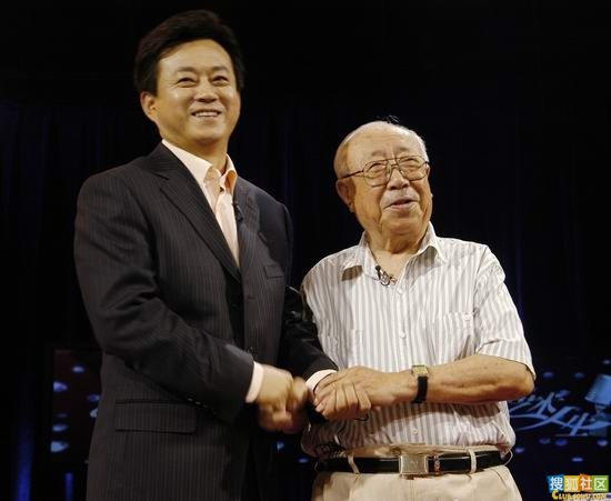 Nghệ sĩ Lưu Giang (phải) ngoài đời.