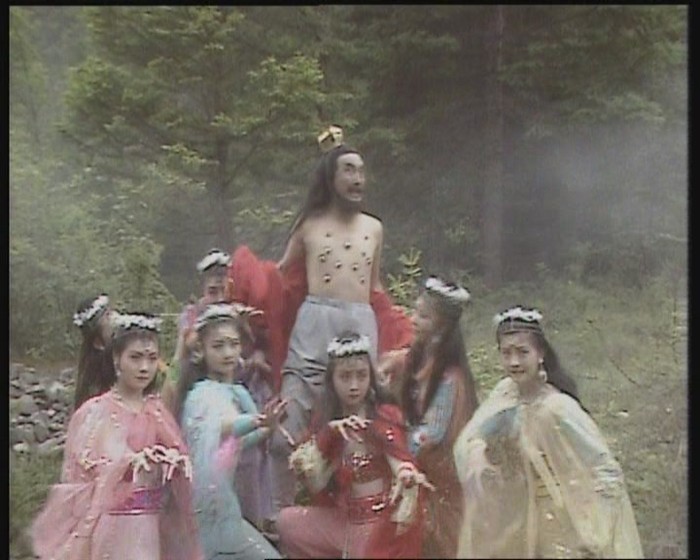 Nghệ sĩ Lý Hồng Xương trong tạo nhân vật yêu tinh rết bên cạnh 7 đệ tử yêu tinh nhện trong tập "Mắc bẫy động bàn tơ".