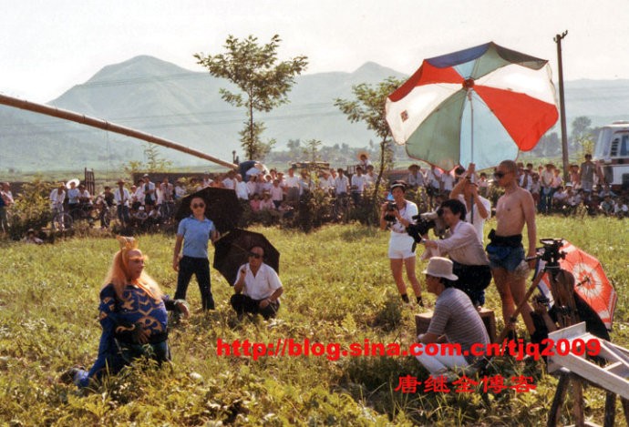 Tào Phong trên trường quay phim "Tây Du Ký" khi lăn lộn trên ruộng dưa hấu.