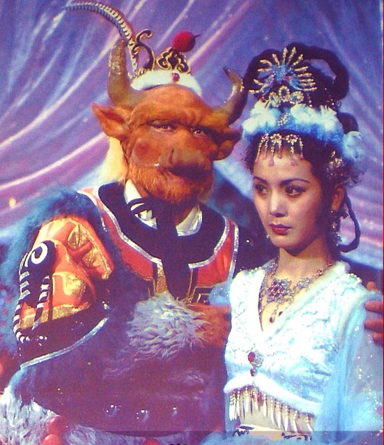 Nghệ sĩ Vương Phu Đường trong tạo hình Ngưu Ma Vương, bên cạnh vợ bé Ngọc Diện hồ ly (Trịnh Ích Bình đóng).