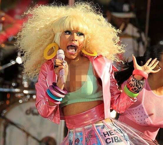 Nicki Minaj với phong cách lòe loẹt và cố tính gây lộ hàng.