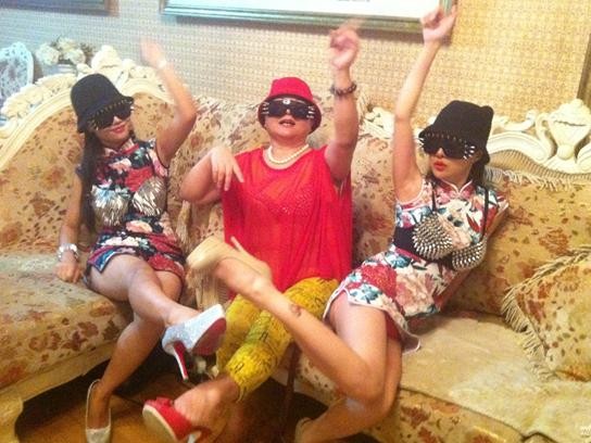 Từng 2 chị em cùng đóng chung trong MV “Yêu” của Can Lộ Lộ với những cảnh quay khá “nhức mắt”, sau đó là cả 3 mẹ con nhà họ Can cùng nhún nhảy theo điệu “Gangnam Style” trong những trang phục phản cảm.